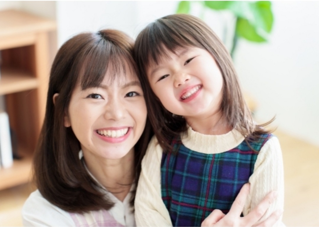 親子で笑うシッター利用のイメージ